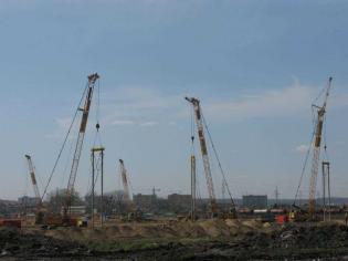 Zdjęcie przedstawia wykonywanie zagęszczania wgłębnego metodą wibroflotacji systemu Kellera. Fot. Z archiwum Keller Polska sp. z o.o.