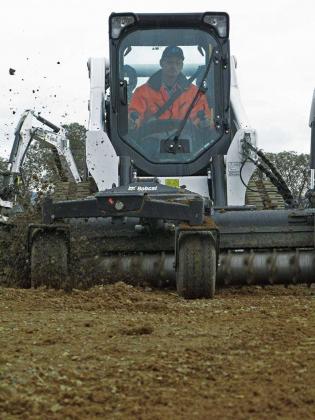 Glebogryzarka zamontowana na miniładowarce gąsienicowej Bobcat