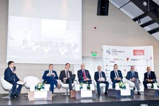 Od lewej: Janusz Zubrzycki, Dyrektor Zarządzający - Zespół Doradców Gospodarczych TOR; Bartosz Mysiorski - Wiceprezes Zarządu Fundacji Centrum PPP; Przemysław Schmidt - Przewodniczący Komitetu Inwestycyjnego Funduszu Inwestycji Samorządowych; Paweł Śledzi