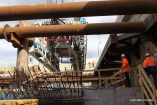 Opuszczanie części zaplecza do szybu startowego - 02.04.2012 r. / fot. z archiwum AGP Metro Polska