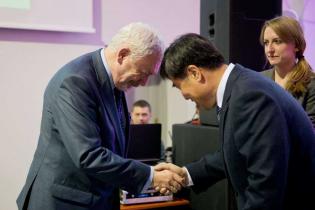 Jacek Majchrowski, Prezydent Krakowa, wręcza prezent Jun-Hyung Kimowi, wiceprezesowi POSCO Engineering Co. Ltd. / fot. Quality Studio dla www.inzynieria.com