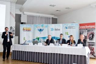 Od lewej: Adam Włodarczyk - Złote Runo, Andrzej Malinowski - Dąbrowskie Wodociągi sp.z o.o., Marek Przytulski - Dąbrowskie Wodociągi sp.z o.o., Agnieszka Arabska - Aquanet S.A., dr Tadeusz Bochnia - MPWiK Kraków / fot. 