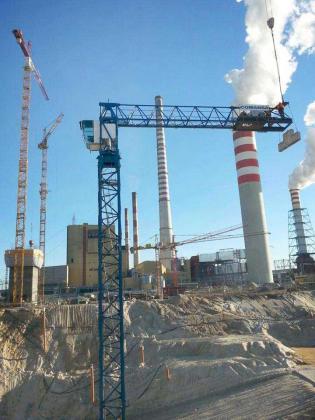 Pierwsze roboty ziemne Totalbudu i montaż dźwigu na terenie Elektrowni Kozienice. Fot. z archiwum Polonia PR s.c.