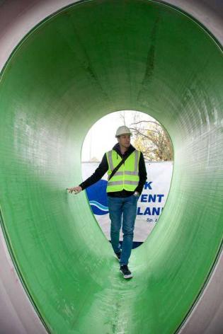 Pokaz odcinka kanalizacji zbudowanego z rur żelbetowych z okładziną PEHD o profilu jajowym – największych z oferty HABA-Beton. Fot. Quality Studio dla www.inzynieria.com