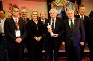 Od lewej: Paweł Kośmider z Wydawnictwa INŻYNIERIA sp. z o.o., dr inż. Dariusz Zwierzchowski z Wyższej Inżynierskiej Szkoły Bezpieczeństwa i Organizacji Pracy, Monika Socha-Kośmider z Wydawnictwa INŻYNIERIA sp. z o.o., prof. dr hab. inż. Marian Kwietniewsk