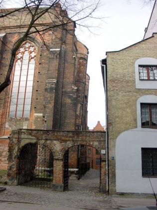 1. Zdjęcie przedstawia ścianę wschodnią, odchyloną od pionu o około 140 cm. Fot. z archiwum Keller Polska sp. z o.o.