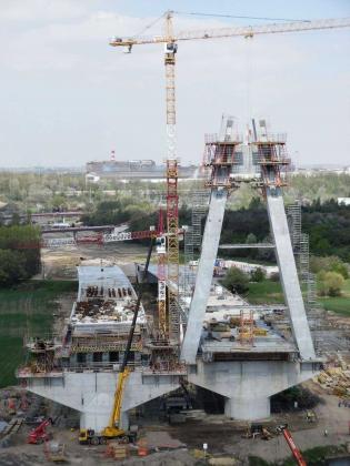 Budowa S7 od węzła Rybitwy (Christo Botewa) do węzła  Igołomska z przeprawą mostową przez Wisłę W Krakowie (kwiecień 2016 r.). Fot. www.s7botewaigolomska.pl