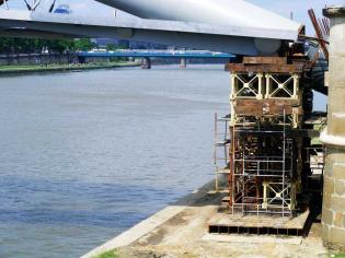 Budowa kładki - stan na 26.06.2010; fot.: inzynieria.com