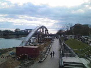 Budowa kładki - stan na 04.04.2010; fot.: inzynieria.com