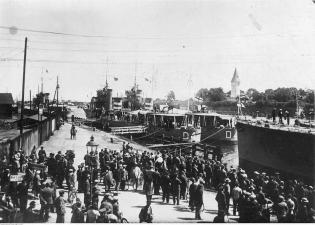 Brytyjskie niszczyciele w porcie gdańskim. Data wydarzenia: 1932-06-15. Fot. Narodowe Archiwum Cyfrowe