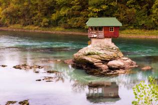 Dom na środku rzeki Driny (Serbia). Fot. Alberto Loyo / Shutterstock.com