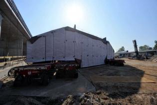 Pięcionawowy tunel (dwie nawy dla chodników i dróg rowerowych, dwie dla jezdni i jedna dla tramwajów) ważący ponad 3 tys. ton w ciągu kilkunastu minut przejechał 25 metrów. Fot. R. Motyl