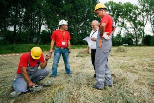 Z tyłu, po prawej: członek jury - Mirosław Makuch z załogą firmy PIB Żala / fot. inzynieria.com