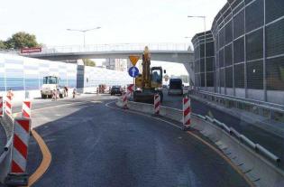 Remontowana kładka nad Trasą AK w ciągu ul.Kolektorskiej. Fot. www.s8powazkowska-modlinska.pl