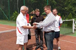 IV Mistrzostwa Świata Bezwykopowców w tenisie ziemnym - zwycięzca Mariusz Iwanejko z firmy INFRA S.A. odbiera nagrodę z rąk Pawła Kośmider - prezesa Wydawnictwa INŻYNIERIA sp. z o.o. / fot. Quality S