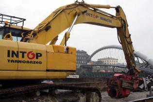 Przekładanie kładki nad Wisłą -  20.06.2010; fot.: INTOP Tarnobrzeg