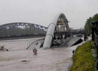 Kładka podczas powodzi - 18.05.2010; fot.: inzynieria.com