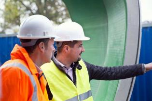 Pokaz odcinka kanalizacji zbudowanego z rur żelbetowych z okładziną PEHD o profilu jajowym – największych z oferty HABA-Beton. Na zdjęciu Dirk Hensel/HABA-Beton (z lewej) i Marcin Cwielong/HABA-Beton (po prawej). Fot. 