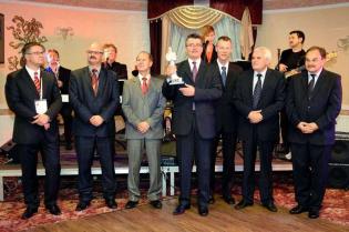 Od lewej: Paweł Kośmider z Wydawnictwa INŻYNIERIA sp. z o.o., dr inż. Dariusz Zwierzchowski z Wyższej Inżynierskiej Szkoły Bezpieczeństwa i Organizacji Pracy, prof. dr hab. inż. Marian Kwietniewski z Politechniki Warszawskiej, Andrzej Kulczakowicz z Przed