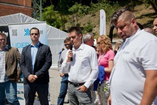 Montaż kształtki „kapeluszowej” utwardzanej promieniami UV – BLEJKAN S.A. / fot. Quality Studio dla www.inzynieria.com