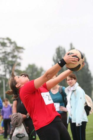 Spartakiada 2012 - rzut piłką lekarską kobiet / fot. z archiwum Katowickich Wodociągów S.A.