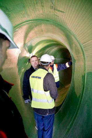 Pokaz odcinka kanalizacji zbudowanego z rur żelbetowych z okładziną PEHD o profilu jajowym – największych z oferty HABA-Beton. Fot. Quality Studio dla www.inzynieria.com