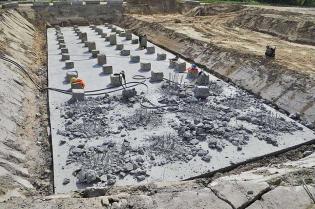 Lewy brzeg - skuwanie głowic pali, stan na maj 2011 / fot. Link PR