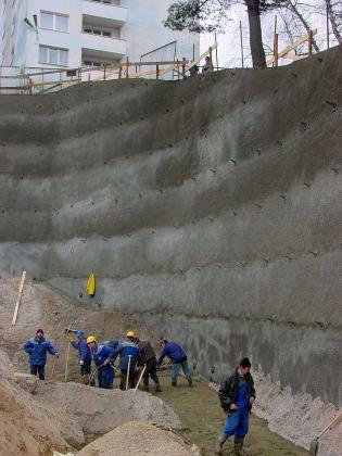 Szczególne utrudnienie stanowiły drzewa, które należało pozostawić na koronie. Potrzebne było m.in. – po raz pierwszy w historii Keller Polska – wykonanie „statyki” i odpowiednie zabezpieczenie stateczności wysokiej sosny, rosnącej około 1 m obok górnej k