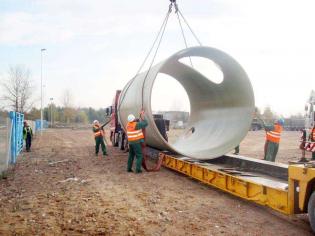 Przyjazd rur DN3800 na budowę rurociągów głównego obiegu wody chłodzącej. Fot. z archiwum Polonia PR s.c.