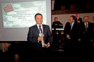 Tomasz Daniłoś - Prezes Zarządu firmy INFRA S.A. prezentuje nagrodę TYTAN, którą przyznano konsorcjum firm: INFRA S.A., HYDROBUDOWA POLSKA S.A., PBG S.A., WIERTMAR sp. z o.o. za zwycięstwo w kategorii projekt roku - renowacja. Nagrodę przyznano za wykonan