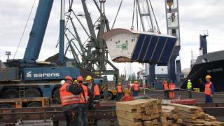 Rozładunek najcięższych części maszyny TBM / Fot. z archiwum GIK sp. z o.o.