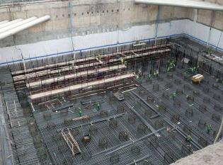 Zbrojenie płyty fundamentowej o grubości 5 m, fot. Michal Grela