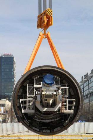 Umieszczenie TBM Maria w szybie - 11.04.2012 r. / fot. z archiwum AGP Metro Polska