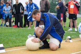Spartakiada 2012 - rzut piłką lekarską mężczyzn / fot. z archiwum Katowickich Wodociągów S.A.