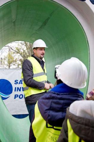 Pokaz odcinka kanalizacji zbudowanego z rur żelbetowych z okładziną PEHD o profilu jajowym – największych z oferty HABA-Beton. Na zdjęciu Marcin Cwielong/HABA-Beton. Fot. Quality Studio dla www.i