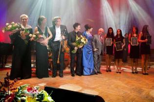 Lidia Jazgar - prowadząca Galę Pontifex Cracoviensis 2011, Beata Rybotycka, Zbigniew Wodecki, Jacek Wójcicki, Grażyna Czopek, Przewodnicząca Małopolskiego Oddziału ZMRP, Zbigniew Skoplak - laureat nagrody w kategorii Projektant Roku. Fot. www.inzynieria.c