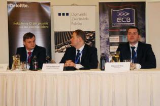 Od lewej: Paweł Andersohn, Business Development Manager, AGGREKO Polska; Tomasz Dąbrowski, Dyrektor Departamentu Energetyki, Ministerstwo Gospodarki; Sławomir Hinc, Wiceprezes Zarządu, PGNiG S.A. / fot. inzynieria.com