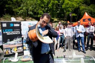 Montaż kształtki „kapeluszowej” utwardzanej promieniami UV – BLEJKAN S.A. / fot. Quality Studio dla www.inzynieria.com