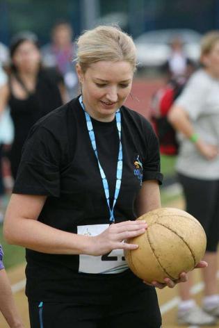 Spartakiada 2012 - rzut piłką lekarską kobiet / fot. z archiwum Katowickich Wodociągów S.A.