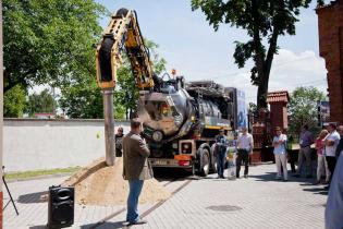 Pokaz funkcjonalności pracy i możliwości technicznych innowacyjnej prożniowej ładowarki ssącej firmy  CAPPELLOTTO – Inter Global sp. z o.o. / fot. Quality Studio dla www.inzynieria.com