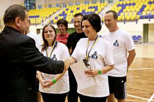 Spartakiada 2012 - turniej dwóch ogni - dekoracja zwycięzców / fot. z archiwum Katowickich Wodociągów S.A.