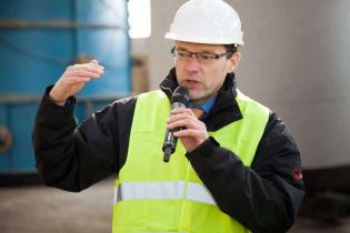 Dipl.-Ing Dirk Hensel, kierownik wytwórni HABA-Beton Großsteinberg podczas wycieczki po fabryce. Fot. www.inzynieria.com