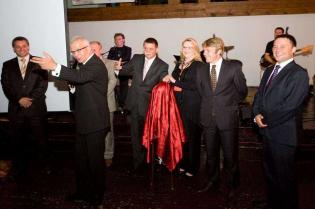 Nagroda specjalna od przyjaciół z branży na dwudziestolecie firmy UNIMARK sp. z o.o. Od lewej: Przemysław Łobodzie z MC-Bauchemie sp. z o.o., Mariusz Iwanejko - MPI, Lech Kowal z AQUASEWER sp. z o.o., Michał Andrzejewski z firmy Gamm-Bud sp. z o.o., Monik