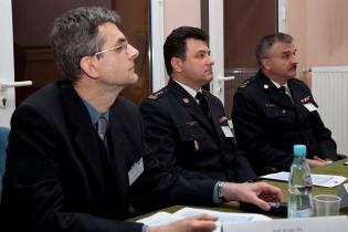 od lewej Prof. dr hab inż. Jerzy Krawczyk -  Instytut Mechaniki Górotworu PAN, Małopolski Komendant Wojewódzki Państwowej Straży Pożarnej st. bryg. mgr inż. Andrzej Mróz, Prezes Oddziału Małopolskiego SITP Andrzej Siekanka - Komenda Wojewódzka Państwowej 