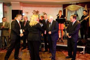 Prof. dr hab. inż. Cezary Madryas Prorektor Politechniki Wrocławskiej, Prezes Polskiego Stowarzyszenia Technologii Bezwykopowych odbiera nagrodę specjalną TYTAN 2012 za wkład w rozwój technologii bezwykopowych z rąk Moniki Socha-Kośmider z Wydawnictwa INŻ