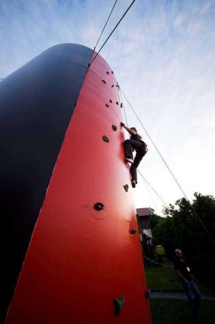 Sztuczna ścianka wspinaczkowa atrakcją biesiady grillowej
