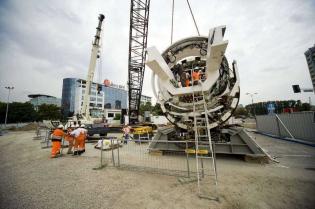 Montaż urządzenia TBM na stacji Rondo Daszyńskiego  / fot. inzynieria.com