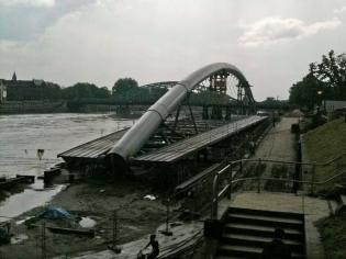 Stan kładki po powodzi - 22.05.2010; fot.: inzynieria.com