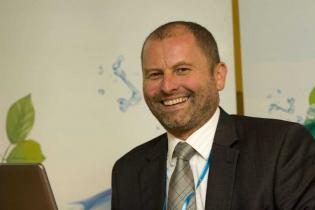 Mirosław Kopyta z firmy AVK Armadan sp. z o.o. tłumaczył, w jaki sposób dzięki właściwemu uzbrojeniu w urządzenia techniczne można zoptymalizować koszty eksploatacji rurociągów / fot. inzynieria.com