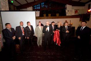 Nagroda specjalna od przyjaciół z branży na dwudziestolecie firmy UNIMARK sp. z o.o. Od lewej: Tomasz Szczepański z MC-Bauchemie sp. z o.o., Paweł Kośmider redaktor naczelny dwumiesięcznika \